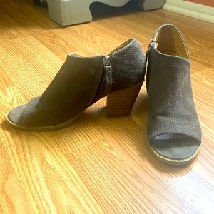 DV8
Jinna Perforated Peep Toe Bootie size 8